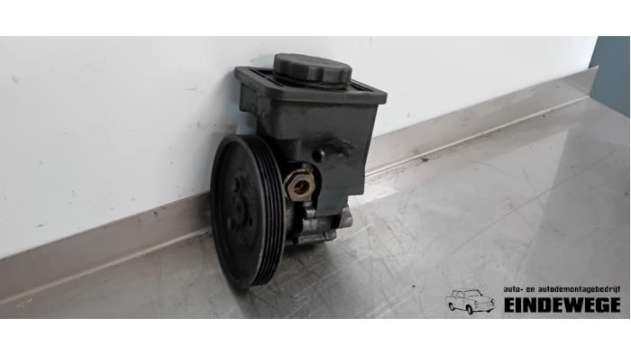 Power steering pump from a BMW 3 serie Touring (E46/3) 320d 16V 2000