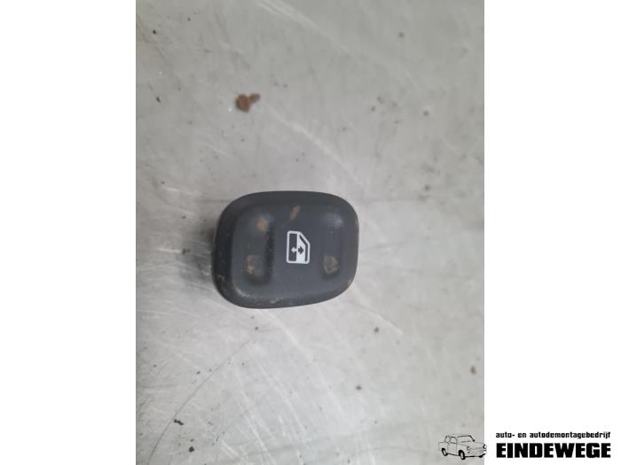 Usados Interruptor de ventanilla eléctrica Fiat Panda (312) 0.9 TwinAir Turbo 85 Precio € 10,00 Norma de margen ofrecido por Auto- en demontagebedrijf Eindewege