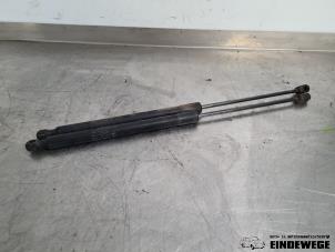 Begagnade Set med gasfjädrar, baklucka Mercedes B (W245) 2.0 B-200 16V Turbo Pris € 20,00 Marginaltabell erbjuds av Auto- en demontagebedrijf Eindewege
