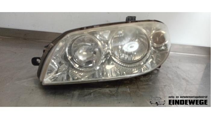 Używane Reflektor lewy Fiat Punto II (188) 1.2 60 S Cena € 45,00 Procedura marży oferowane przez Auto- en demontagebedrijf Eindewege
