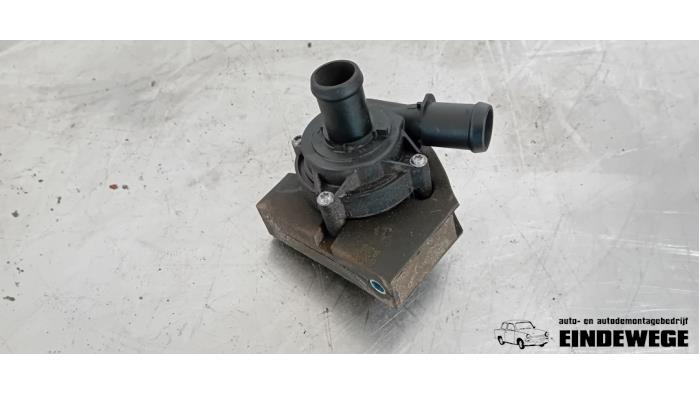 Begagnade Vattenpump Volkswagen Golf VII (AUA) 1.0 TSI 12V BlueMotion Pris € 30,00 Marginaltabell erbjuds av Auto- en demontagebedrijf Eindewege