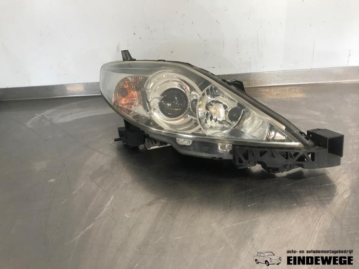 Używane Reflektor prawy Mazda 5 (CR19) 2.0i 16V Cena € 78,50 Procedura marży oferowane przez Auto- en demontagebedrijf Eindewege