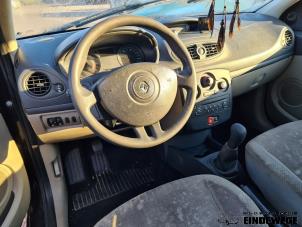 Używane Pokrywa dzwigni zmiany biegów Renault Clio III (BR/CR) 1.4 16V Cena na żądanie oferowane przez Auto- en demontagebedrijf Eindewege