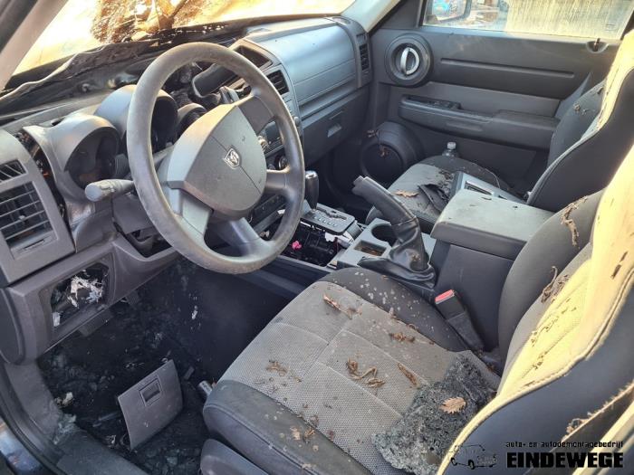 Używane Fotel lewy Dodge Nitro 3.7 STX V6 4x4 Autom. Cena na żądanie oferowane przez Auto- en demontagebedrijf Eindewege