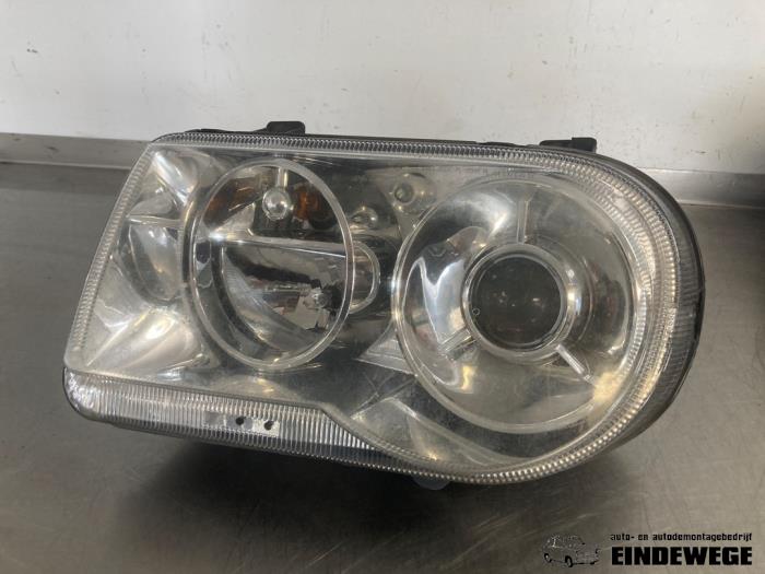 Używane Reflektor lewy Chrysler 300 C 3.5 V6 24V Cena € 262,50 Procedura marży oferowane przez Auto- en demontagebedrijf Eindewege