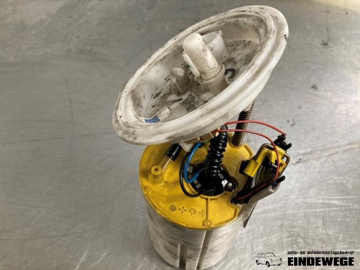 Electric fuel pump from a BMW 5 serie Touring (E61) 530d 24V 2005