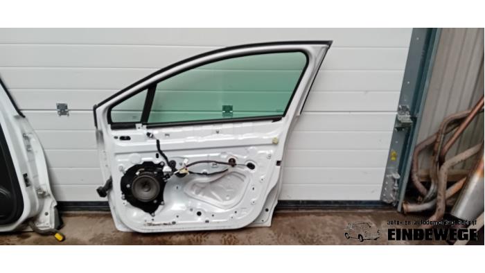 Front door 4-door, right from a Renault Clio IV (5R) 0.9 Energy TCE 90 12V 2014