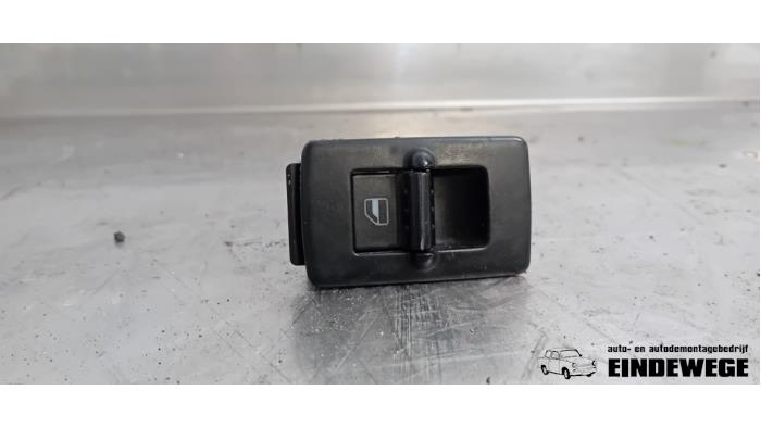 Usados Interruptor de ventanilla eléctrica Volkswagen New Beetle (9C1/9G1) 1.8 20V Turbo Precio € 20,00 Norma de margen ofrecido por Auto- en demontagebedrijf Eindewege