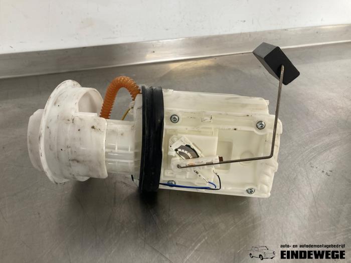 Electric fuel pump from a Volkswagen Polo IV (9N1/2/3) 1.2 12V 2002