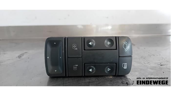 Używane Przelacznik combi okienny Opel Vectra C 1.8 16V Cena € 40,00 Procedura marży oferowane przez Auto- en demontagebedrijf Eindewege