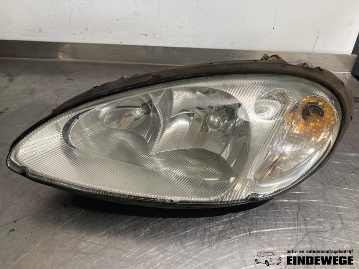 Używane Reflektor lewy Chrysler PT Cruiser 2.2 CRD 16V Cena € 35,00 Procedura marży oferowane przez Auto- en demontagebedrijf Eindewege