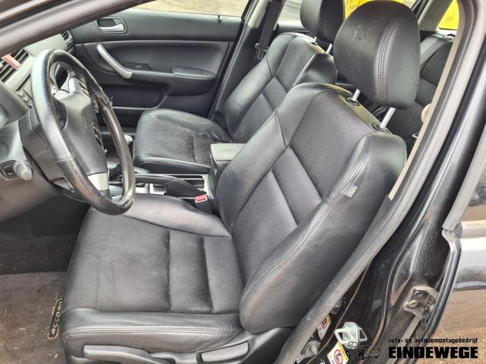 Seat, left from a Honda Accord Tourer (CM/CN) 2.0 i-VTEC 16V 2004