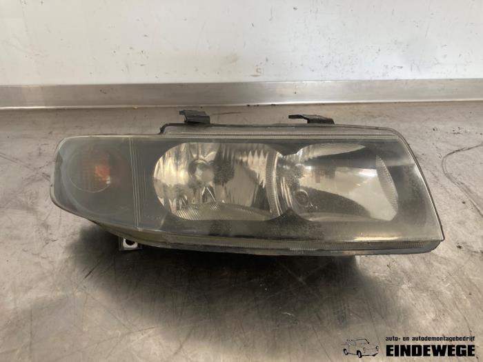 Używane Reflektor prawy Seat Toledo (1M2) 1.6 16V Cena € 25,00 Procedura marży oferowane przez Auto- en demontagebedrijf Eindewege