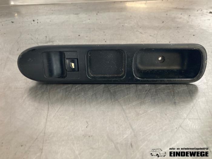 Usados Interruptor de ventanilla eléctrica Peugeot 307 (3A/C/D) 1.4 16V Precio € 15,00 Norma de margen ofrecido por Auto- en demontagebedrijf Eindewege
