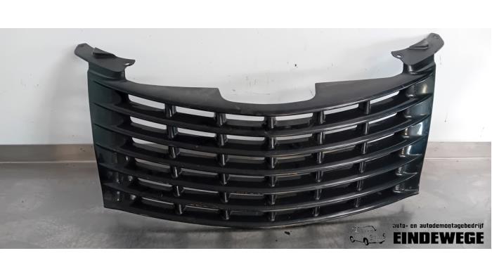 Begagnade Grill Chrysler PT Cruiser 2.2 CRD 16V Pris € 35,00 Marginaltabell erbjuds av Auto- en demontagebedrijf Eindewege