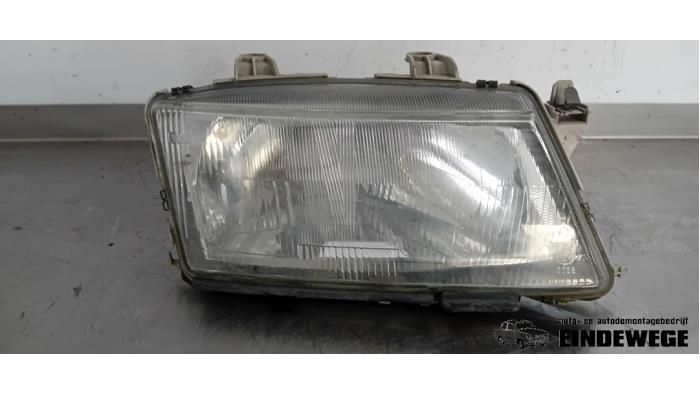 Używane Reflektor prawy Saab 900 II 2.0 i,Si 16V Cena € 38,50 Procedura marży oferowane przez Auto- en demontagebedrijf Eindewege
