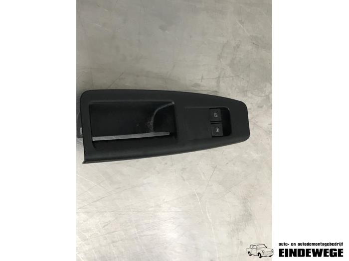 Usados Interruptor combinado de ventanillas Volkswagen Polo IV (9N1/2/3) 1.4 16V 75 Precio € 15,00 Norma de margen ofrecido por Auto- en demontagebedrijf Eindewege