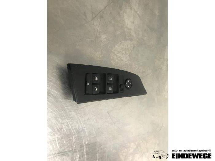 Usados Interruptor combinado de ventanillas BMW 5 serie (E60) 523i 24V Precio € 20,00 Norma de margen ofrecido por Auto- en demontagebedrijf Eindewege