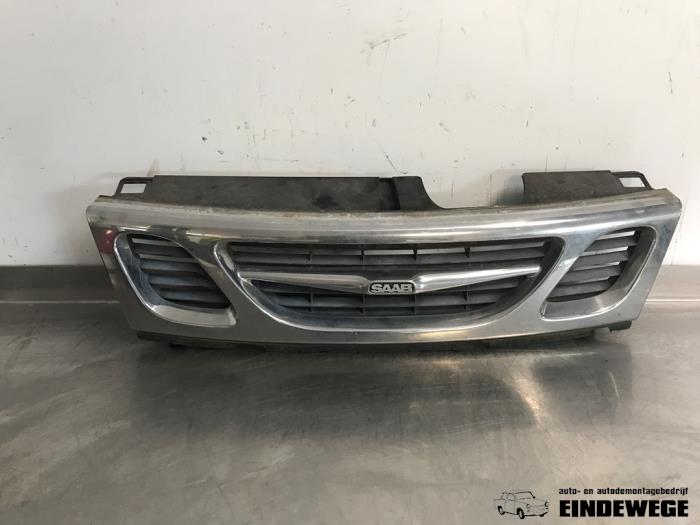 Używane Grill Saab 9-3 I (YS3D) 2.0t 16V Cena € 35,00 Procedura marży oferowane przez Auto- en demontagebedrijf Eindewege