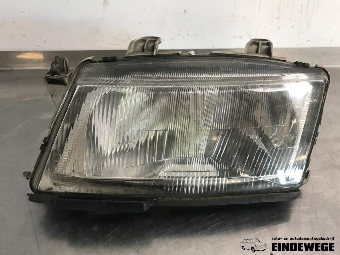Używane Reflektor lewy Saab 9-3 I (YS3D) 2.0t 16V Cena € 35,00 Procedura marży oferowane przez Auto- en demontagebedrijf Eindewege
