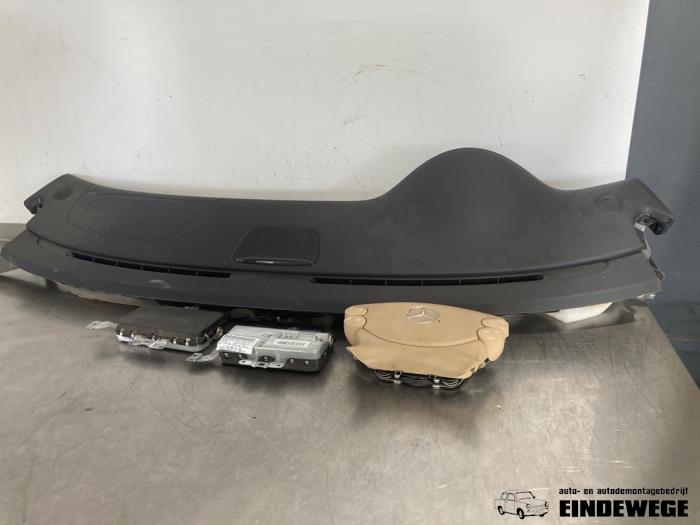 Begagnade Airbagset + modul Mercedes CLS AMG (C219) 5.4 55 AMG V8 24V Pris € 315,00 Marginaltabell erbjuds av Auto- en demontagebedrijf Eindewege
