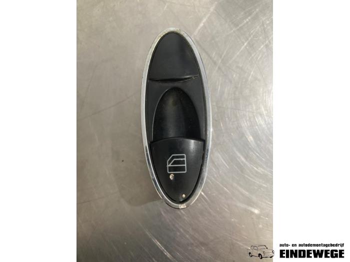 Usados Interruptor de ventanilla eléctrica Mercedes CLS AMG (C219) 5.4 55 AMG V8 24V Precio € 10,00 Norma de margen ofrecido por Auto- en demontagebedrijf Eindewege
