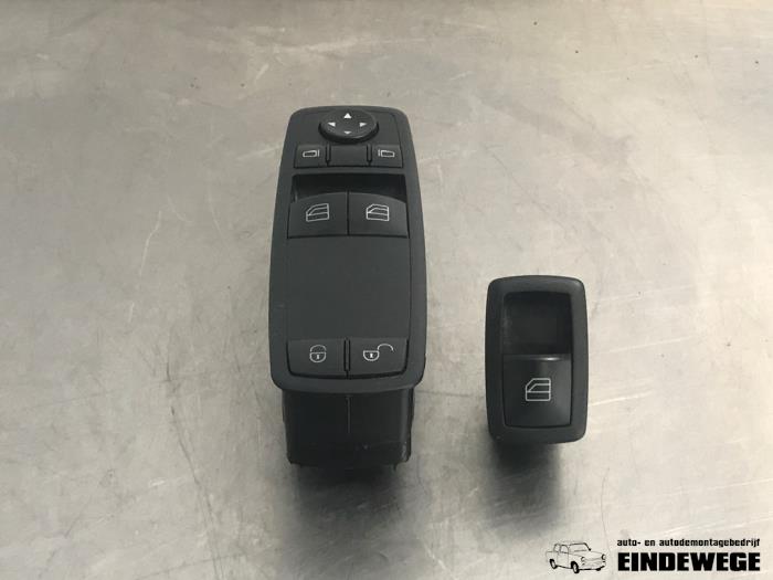 Usados Interruptor combinado de ventanillas Mercedes B (W245) 2.0 B-180 CDI 16V Precio € 30,00 Norma de margen ofrecido por Auto- en demontagebedrijf Eindewege