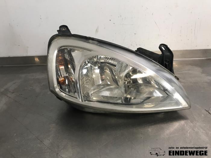 Używane Reflektor prawy Opel Combo (Corsa C) 1.3 CDTI 16V Cena € 30,00 Procedura marży oferowane przez Auto- en demontagebedrijf Eindewege