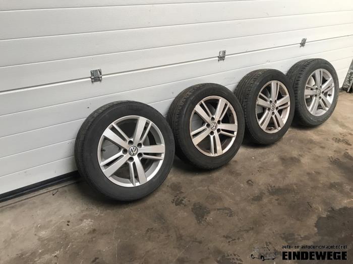 Kit jantes + pneumatiques d'un Volkswagen Polo IV (9N1/2/3) 1.2 2005