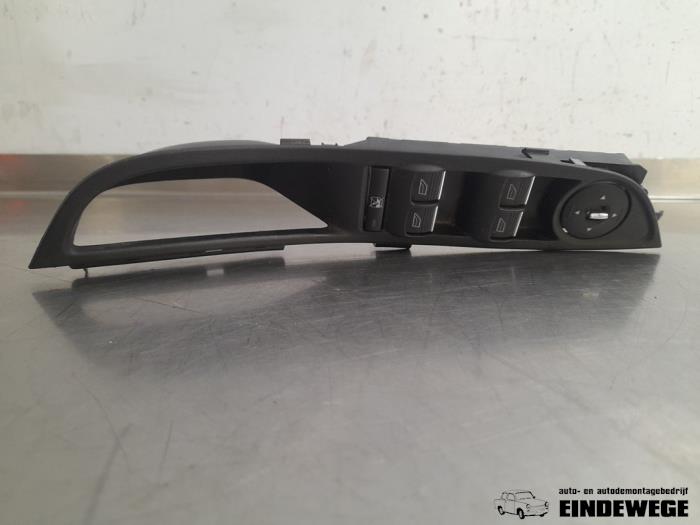 Używane Przelacznik combi okienny Ford Focus 3 Wagon 1.0 Ti-VCT EcoBoost 12V 125 Cena € 30,00 Procedura marży oferowane przez Auto- en demontagebedrijf Eindewege