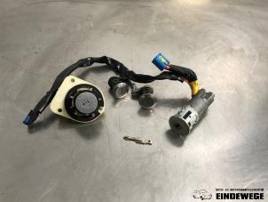 Begagnade Cylinderlåsuppsättning (komplett) Peugeot 206 CC (2D) 1.6 16V Pris € 52,50 Marginaltabell erbjuds av Auto- en demontagebedrijf Eindewege
