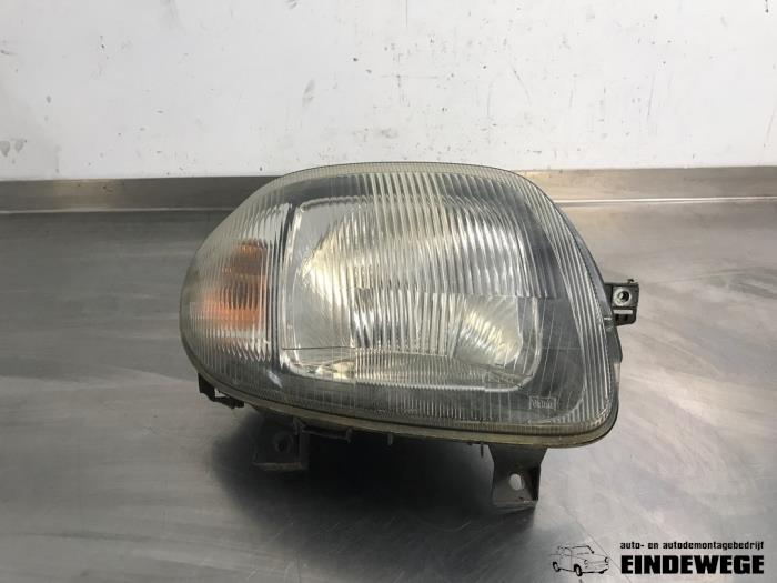 Używane Reflektor prawy Renault Clio II (BB/CB) 1.4 Cena € 20,00 Procedura marży oferowane przez Auto- en demontagebedrijf Eindewege