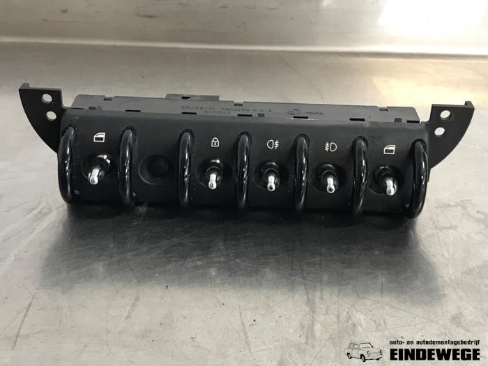 Używane Przelacznik combi okienny BMW Mini (R50/53) 1.6 16V Cooper Cena € 25,00 Procedura marży oferowane przez Auto- en demontagebedrijf Eindewege