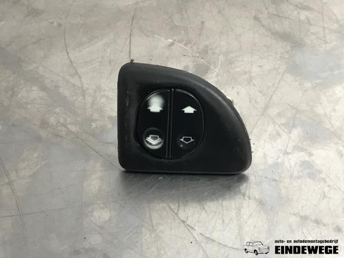 Usados Interruptor combinado de ventanillas Ford Transit Connect 1.8 TDdi LWB Euro 4 Precio € 10,00 Norma de margen ofrecido por Auto- en demontagebedrijf Eindewege