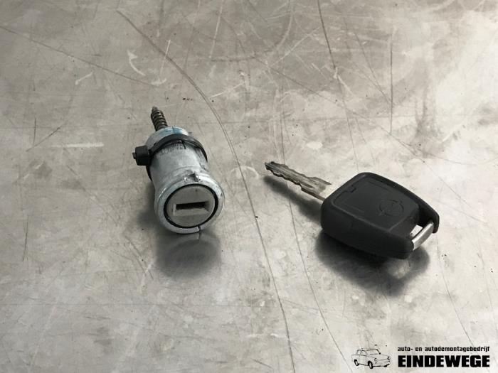 Używane Stacyjka + Kluczyk Opel Astra G (F07) 1.8 16V Cena € 25,00 Procedura marży oferowane przez Auto- en demontagebedrijf Eindewege
