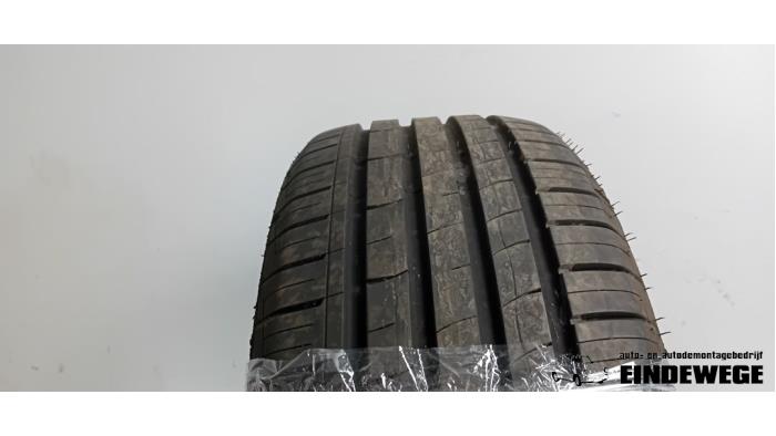 Używane Opona Cena na żądanie oferowane przez Auto- en demontagebedrijf Eindewege