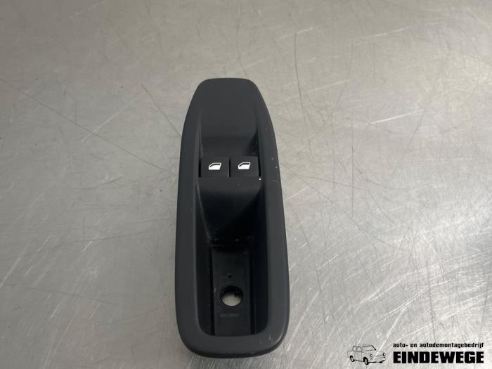 Usados Interruptor combinado de ventanillas Peugeot 208 I (CA/CC/CK/CL) 1.0 Vti 12V PureTech Precio € 20,00 Norma de margen ofrecido por Auto- en demontagebedrijf Eindewege