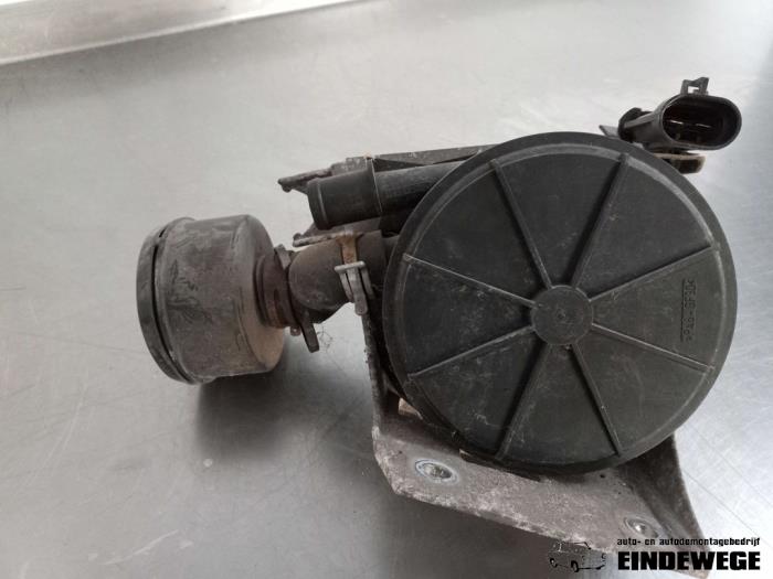 Używane Pompa gazów spalinowych Opel Corsa B (73/78/79) 1.4 Joy,Sport,GLS 16V Ecotec Cena € 30,00 Procedura marży oferowane przez Auto- en demontagebedrijf Eindewege