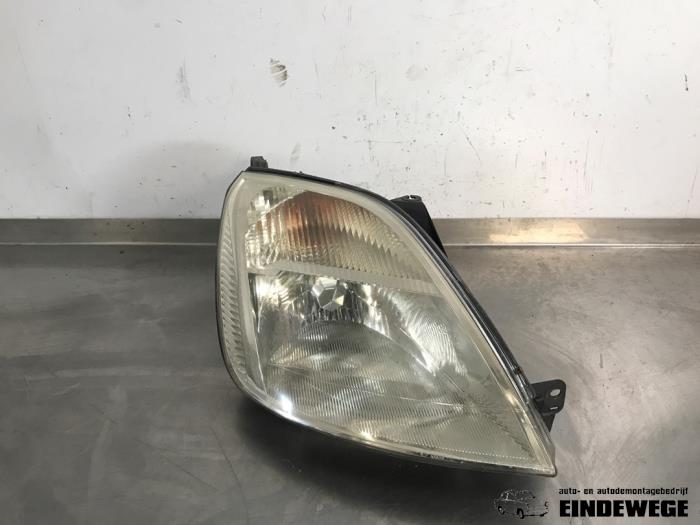 Używane Reflektor prawy Ford Fiesta 5 (JD/JH) 1.25 16V Cena € 30,00 Procedura marży oferowane przez Auto- en demontagebedrijf Eindewege
