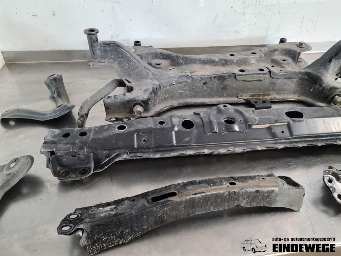 Subframe from a Lexus NX I (Z1) 300h 2.5 16V 4x4 2018