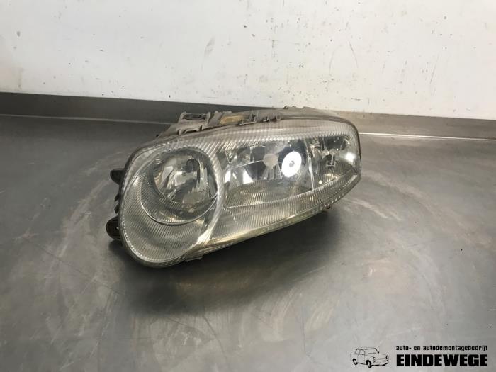Używane Reflektor lewy Alfa Romeo 147 (937) 1.6 HP Twin Spark 16V Cena € 30,00 Procedura marży oferowane przez Auto- en demontagebedrijf Eindewege