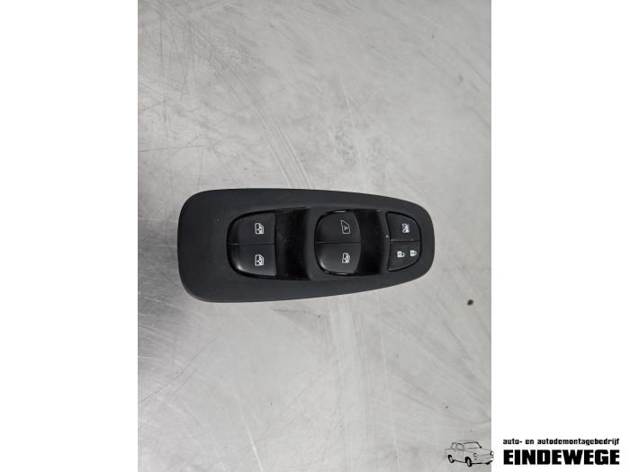 Usados Interruptor combinado de ventanillas Renault Kadjar (RFEH) 1.5 dCi DPF Precio € 35,00 Norma de margen ofrecido por Auto- en demontagebedrijf Eindewege