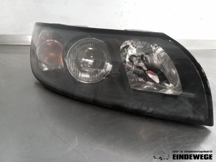 Używane Reflektor prawy Volvo V50 (MW) 1.6 D 16V Cena € 52,50 Procedura marży oferowane przez Auto- en demontagebedrijf Eindewege