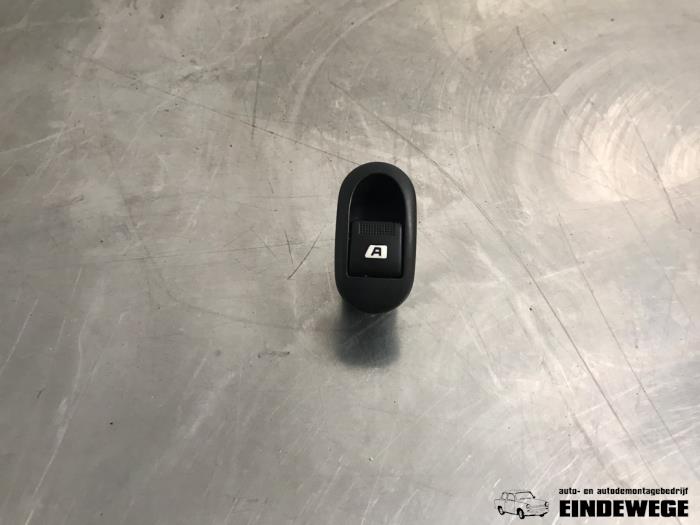 Usados Interruptor combinado de ventanillas Citroen C2 (JM) 1.4 Precio € 15,00 Norma de margen ofrecido por Auto- en demontagebedrijf Eindewege