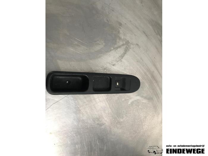 Usados Interruptor combinado de ventanillas Peugeot 307 (3A/C/D) 1.6 16V Precio € 10,00 Norma de margen ofrecido por Auto- en demontagebedrijf Eindewege