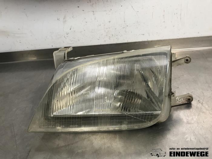 Używane Reflektor lewy Suzuki Swift (SF310/413) 1.3 Cena € 25,00 Procedura marży oferowane przez Auto- en demontagebedrijf Eindewege