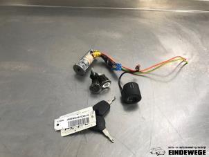 Begagnade Cylinderlåsuppsättning (komplett) Peugeot 206 (2A/C/H/J/S) 1.4 16V Pris € 52,50 Marginaltabell erbjuds av Auto- en demontagebedrijf Eindewege