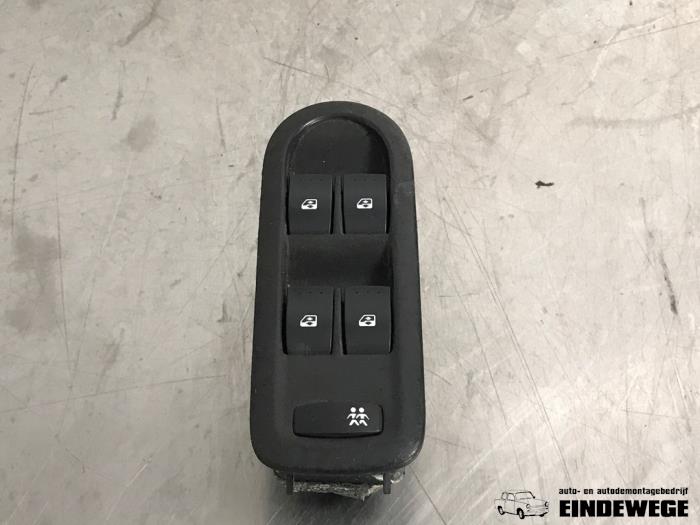 Usados Interruptor combinado de ventanillas Renault Megane II Grandtour (KM) 1.6 16V Precio € 25,00 Norma de margen ofrecido por Auto- en demontagebedrijf Eindewege