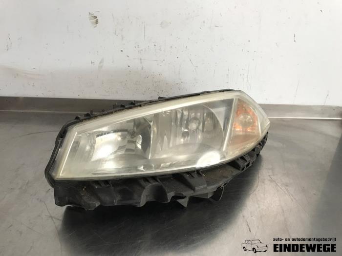 Używane Reflektor lewy Renault Megane II Grandtour (KM) 1.6 16V Cena € 30,00 Procedura marży oferowane przez Auto- en demontagebedrijf Eindewege