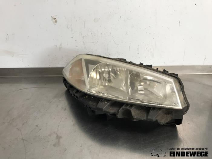 Używane Reflektor prawy Renault Megane II Grandtour (KM) 1.6 16V Cena € 30,00 Procedura marży oferowane przez Auto- en demontagebedrijf Eindewege